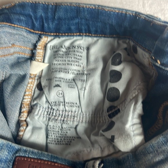 Blank NYC distressed jean shorts size 24. Stretchy Little Queenie GUC - Picture 5 of 5